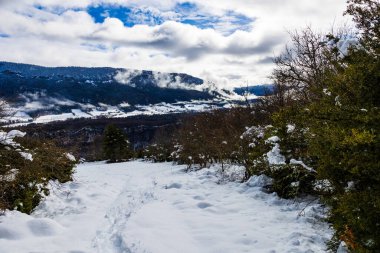 Saint-Julien-en-Vercors Platosu ve kışın karla kaplı Güney Vercors dağları, Rencurel 'deki La Goulandiere köyünün kalıntılarından görülüyor.