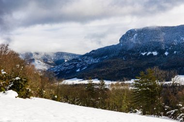 Chalimont Sırtı kışın karla kaplıydı Vercors Massif 'te, Rencurel' deki La Goulandiere köyünün kalıntılarından görüldü.