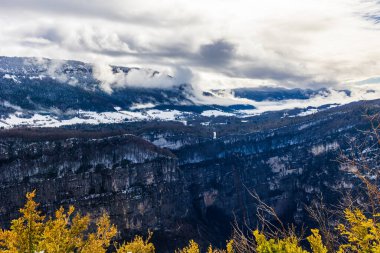 Rencurel 'deki Belvedere du Ranc' ten Saint-Julien-Vercors Platosu ve Güney Vercors Dağları üzerindeki kış manzarası.