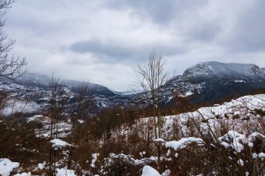 Chalimont Sırtı kışın karla kaplıydı Vercors Massif 'te, Rencurel' daki Les Ailes köyünden görüldü.