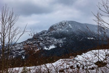Chalimont Sırtı kışın karla kaplıydı Vercors Massif 'te, Rencurel' daki Les Ailes köyünden görüldü.