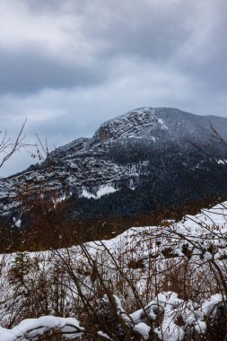 Chalimont Sırtı kışın karla kaplıydı Vercors Massif 'te, Rencurel' daki Les Ailes köyünden görüldü.
