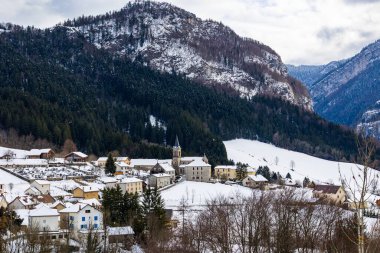 Rencurel köyü ve kilisesi kışın Vercors 'ta karla kaplı.