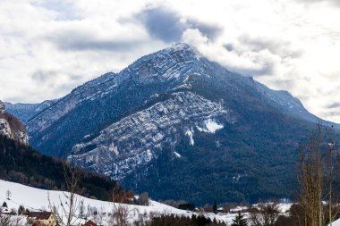 Vercors 'taki Chalimont Sırtı kışın kar ve sisle kaplıydı, Rencurel köyünden görüldü.
