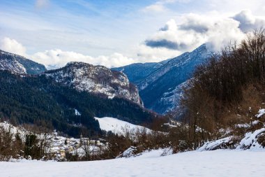 Rencurel köyü kışın karla kaplıdır. Chalimont Sırtı 'nın hakimiyetinde Vercors' ta.