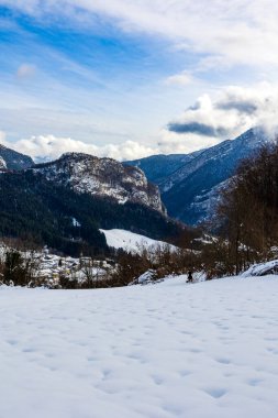 Rencurel köyü ve kilisesi kışın Vercors 'ta karla kaplı.