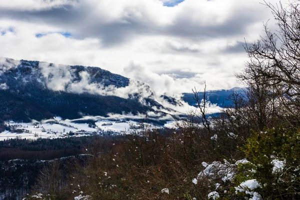 Saint-Julien-en-Vercors Platosu ve kışın karla kaplı Güney Vercors dağları, Rencurel 'deki La Goulandiere köyünün kalıntılarından görülüyor.