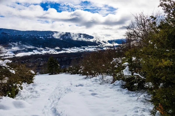 Saint-Julien-en-Vercors Platosu ve kışın karla kaplı Güney Vercors dağları, Rencurel 'deki La Goulandiere köyünün kalıntılarından görülüyor.