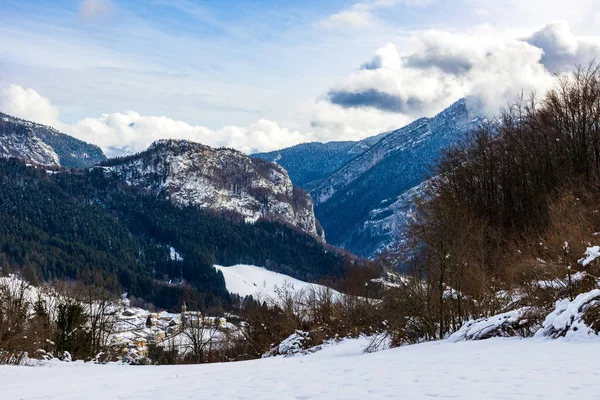Rencurel köyü kışın karla kaplıdır. Chalimont Sırtı 'nın hakimiyetinde Vercors' ta.