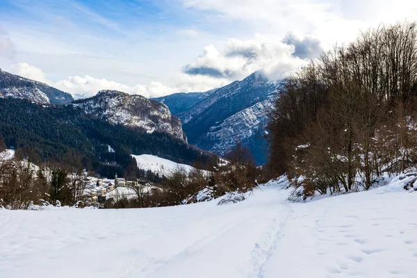 Rencurel köyü kışın karla kaplıdır. Chalimont Sırtı 'nın hakimiyetinde Vercors' ta.