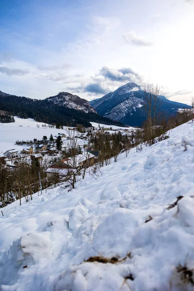 Rencurel köyü kışın karla kaplıdır. Chalimont Sırtı 'nın hakimiyetinde Vercors' ta.