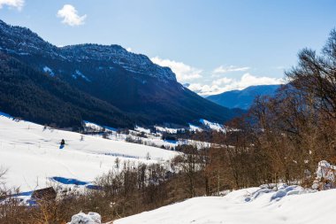 Vercors 'taki Rencurel Vadisi kışın karla kaplıydı. Coulmes İskandinav kayak bölgesinden görüldü.