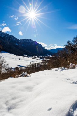 Vercors 'taki Rencurel Vadisi kışın karla kaplıydı. Coulmes İskandinav kayak bölgesinden görüldü.