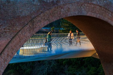 Tarn üzerindeki yeni çelik yaya köprüsü tarihi tuğla demiryolu köprüsüne bağlı.