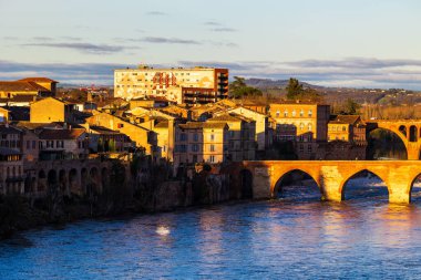 Tarn, La Madeleine bölgesi ve Pont Vieux ve Pont Neuf Albi 'deki yeni yaya köprüsünden gün batımında aydınlandı.