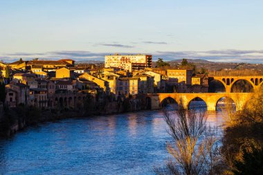 Tarn, La Madeleine bölgesi ve Pont Vieux ve Pont Neuf Albi 'deki yeni yaya köprüsünden gün batımında aydınlandı.