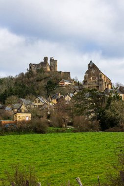 Najac Kalesi ve Saint-Jean Kilisesi ortaçağ köyünün batı tarafından görüldü.