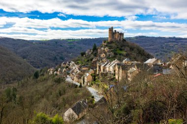 Ortaçağ köyünün panoraması ve köyün doğu yakasından görülen Aveyron Nehri 'nin kenarındaki Najac Kalesi.
