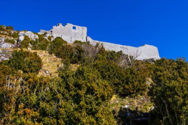 Montsegur 'daki Cathar Kalesi' nin kalıntıları, Fransa 'nın kayalık kayalıklarından çevreye hükmediyor.