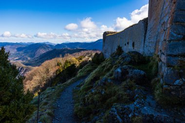 Montsegur 'un Cathar şatosu çevresindeki dağlara bakan kayalık çıkıntısı, Ariege, Fransa
