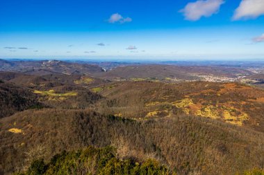 Fransa 'nın Montsegur Şatosu' ndan karla kaplı tepeleri olan Ariege dağları üzerinde bahar manzarası