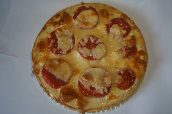 Pizza Com Tomate Vermelho Queijo — Fotografia de Stock