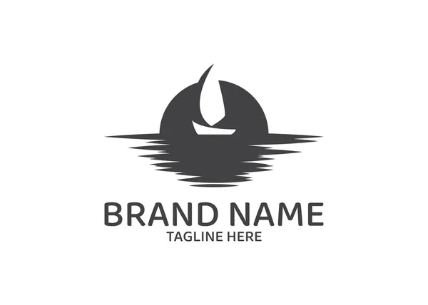 Modèle Logo Bateau Nuit Voile Avec Fond Silhouette Lunaire Illustration — Image vectorielle