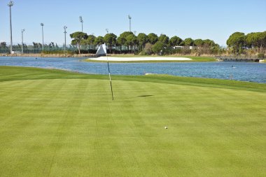 golf sahasında golf oynamak