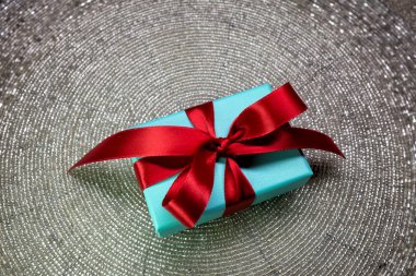 Bir yay, şeker ile güzel bir kutu hediye