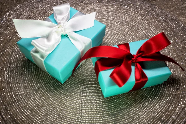 Подарок в красивой коробке с луком, конфеты — стоковое фото