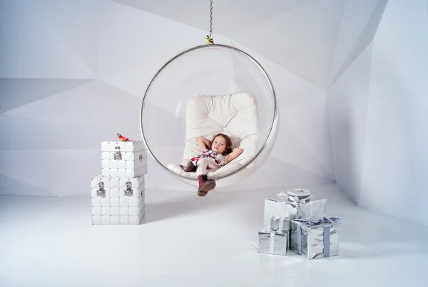 Kız hediyeler ile cam yarımkürede