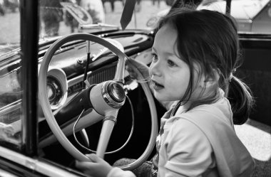 Çocuk arabada oturur