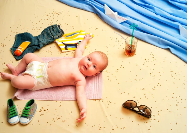 Baby am Strand liegend — Stockfoto