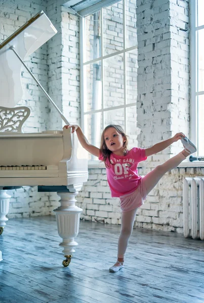 Anniversaire dans la salle de ballet — Photo