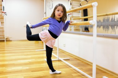 Çocuk, bir kızı nişanlandı bale, jimnastik, spor salonunda yoga