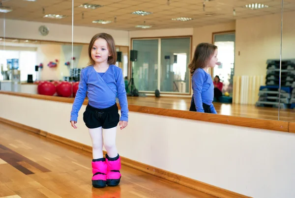 Ребенок, девушка занимается балетом, гимнастикой, йогой в тренажерном зале — стоковое фото
