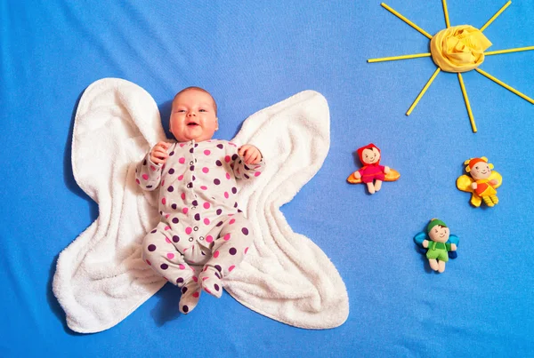 Bir havlu üzerinde f yatakta yatan bir Catsuit giymiş çocuk