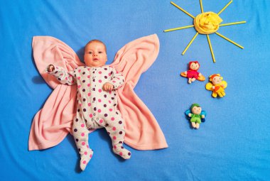 Bir havlu üzerinde f yatakta yatan bir Catsuit giymiş çocuk