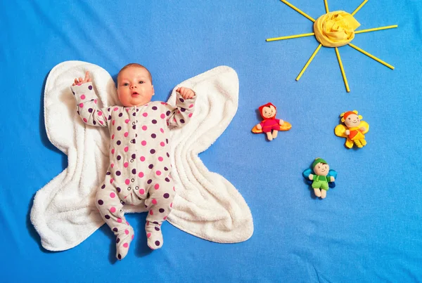 Bir havlu üzerinde f yatakta yatan bir Catsuit giymiş çocuk