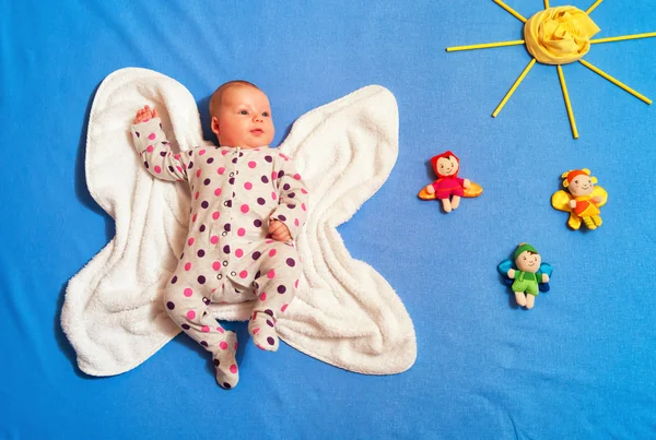 Bir havlu üzerinde f yatakta yatan bir Catsuit giymiş çocuk