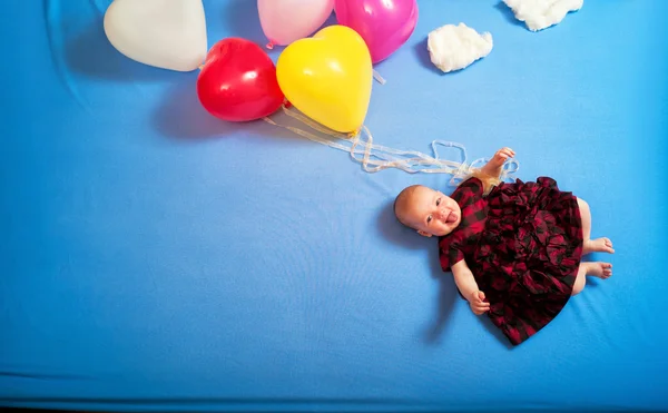 Bebek balonlar yatakta yatıyordu bulutlarda uçar