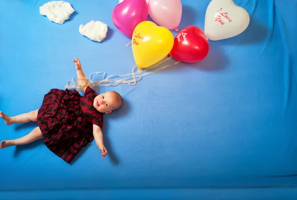 Bebek balonlar yatakta yatıyordu bulutlarda uçar