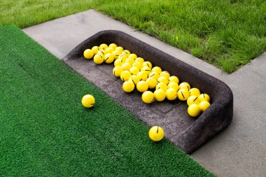 bulutlu havalarda golf sahasında golf oynamak