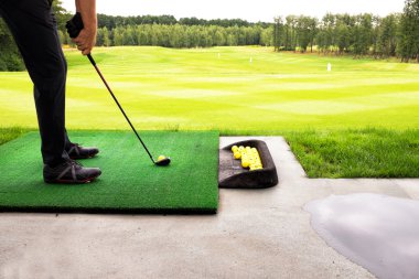 bulutlu havalarda golf sahasında golf oynamak