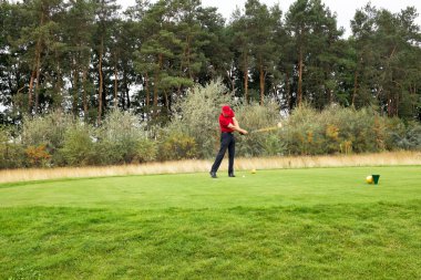 bulutlu havalarda golf sahasında golf oynamak