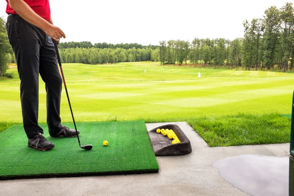 Spiller golf på en golfbane i tåkete vær – stockfoto