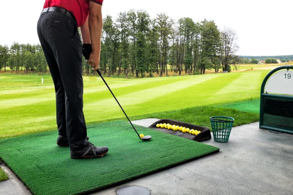 Giocare a golf su un campo da golf in tempo nuvoloso — Foto Stock