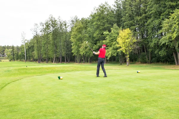 bulutlu havalarda golf sahasında golf oynamak