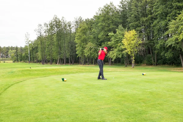 bulutlu havalarda golf sahasında golf oynamak