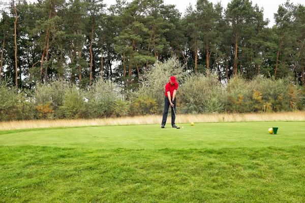 Golfen auf einem Golfplatz bei trübem Wetter — Stockfoto
